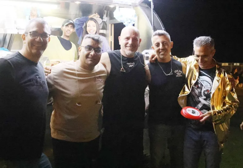 חברי להקת אקרופוליס מצטלמים יחד בלילה אחרי הופעה