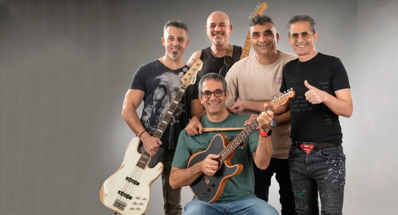 תמונת יחסי ציבור של להקת אקרופוליס – חמשת חברי הלהקה עם גיטרות על רקע אפור